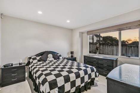 Photo of property in 1/49 Ribbonwood Crescent, Goodwood Heights, Auckland, 2105