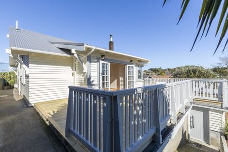 Photo of property in 16 Bulteel Street, New Plymouth, 4310