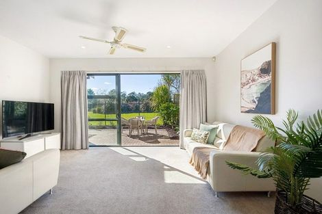 Photo of property in 8/9-13 Fields Parade, Oteha, Auckland, 0632
