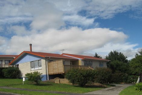 Photo of property in 6 Gwenand Place, Botany Downs, Auckland, 2010
