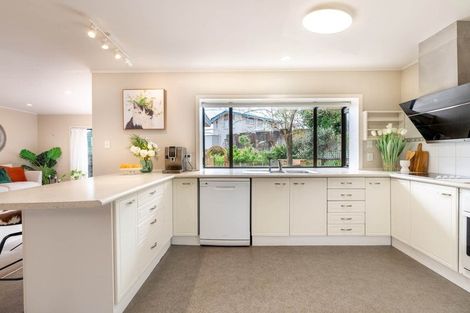 Photo of property in 16 Trevone Place, Forrest Hill, Auckland, 0620
