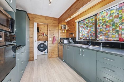 Photo of property in 5 Kaipara Crescent, Helensville, 0800