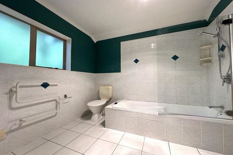 Photo of property in 3 Chesterton Terrace, Henderson, Auckland, 0612