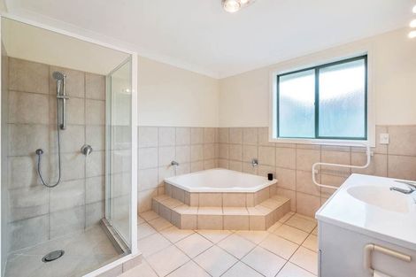Photo of property in 12 Parkcrest Drive, Henderson, Auckland, 0612