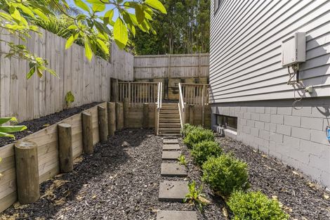 Photo of property in 1/4 Mcquoid Place, Glenfield, Auckland, 0629