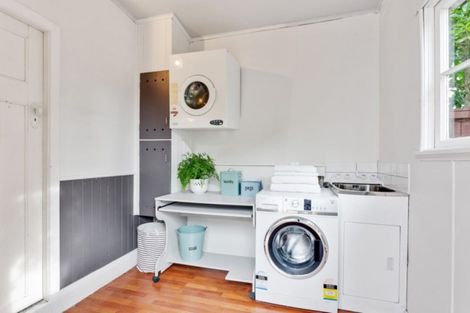 Photo of property in 15 Eversleigh Road, Belmont, Auckland, 0622