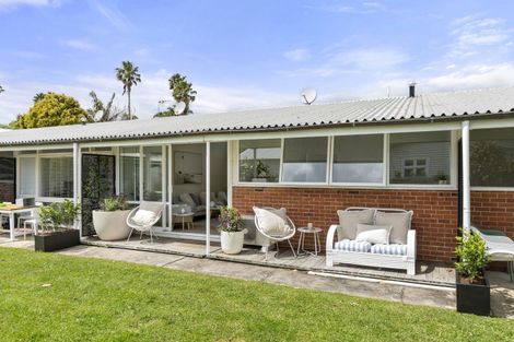 Photo of property in 2/6 North Avenue, Narrow Neck, Auckland, 0624