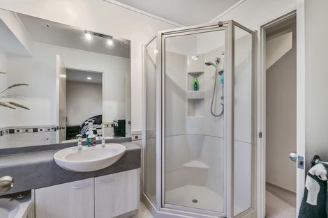 Photo of property in 1/49 Ribbonwood Crescent, Goodwood Heights, Auckland, 2105