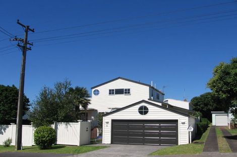 Photo of property in 2/6 Sylvan Park Avenue, Milford, Auckland, 0620