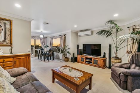 Photo of property in 1/49 Ribbonwood Crescent, Goodwood Heights, Auckland, 2105