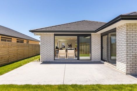 Photo of property in 8 Oakmont Crescent, Waiwhakaiho, New Plymouth, 4312