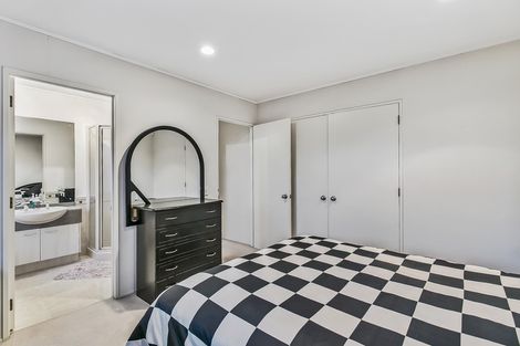 Photo of property in 1/49 Ribbonwood Crescent, Goodwood Heights, Auckland, 2105