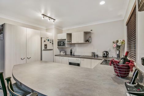 Photo of property in 1/49 Ribbonwood Crescent, Goodwood Heights, Auckland, 2105