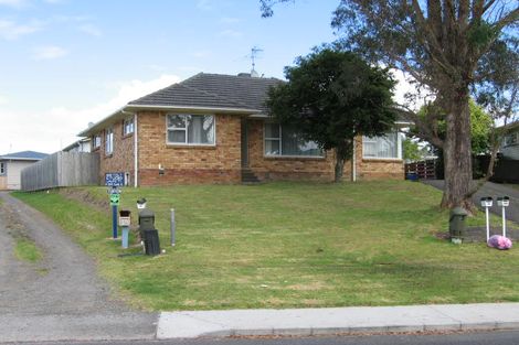 Photo of property in 25 La Rosa Street, Green Bay, Auckland, 0604