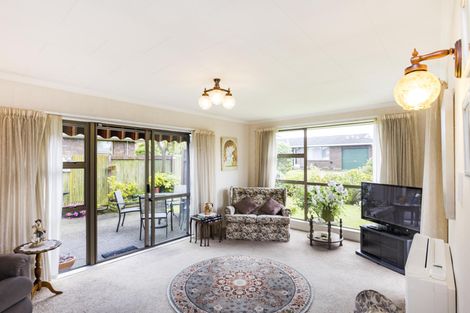 Photo of property in 2 Huhana Court, Hokowhitu, Palmerston North, 4410