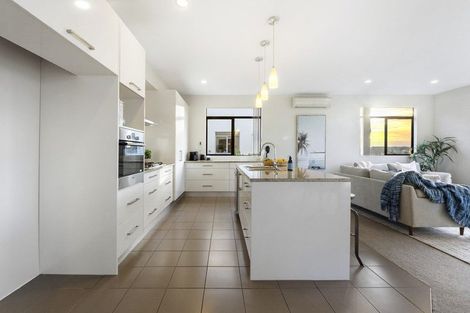 Photo of property in 16 Oak View Terrace, Schnapper Rock, Auckland, 0632