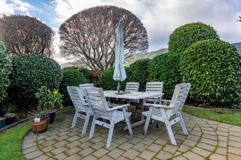 Photo of property in 16 Runanga Grove, Waikanae, 5036