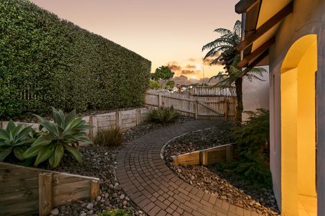 Photo of property in 1/49 Ribbonwood Crescent, Goodwood Heights, Auckland, 2105