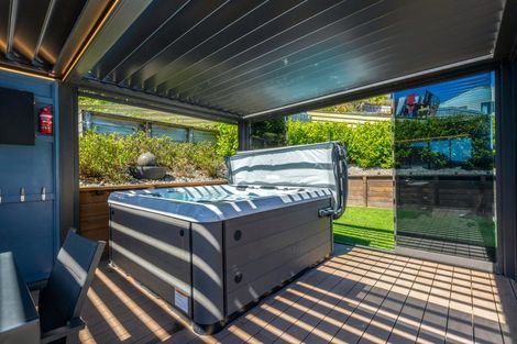 Photo of property in 76 Omapere Street, Whitby, Porirua, 5024