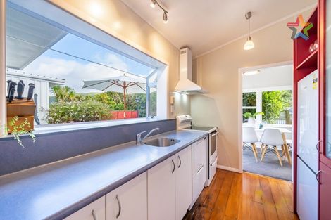 Photo of property in 54 Poto Road, Normandale, Lower Hutt, 5010