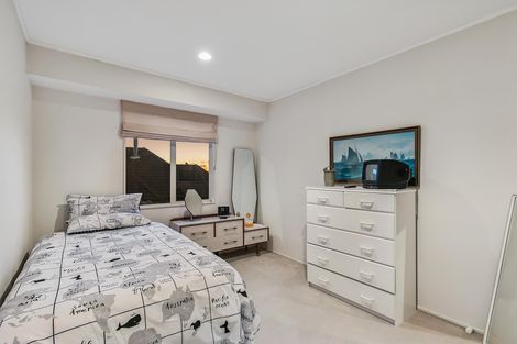 Photo of property in 1/49 Ribbonwood Crescent, Goodwood Heights, Auckland, 2105