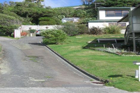 Photo of property in 44 Colchester Crescent, Newlands, Wellington, 6037