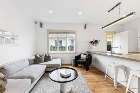 Photo of property in 2/42 Walmer Road, Point Chevalier, Auckland, 1022