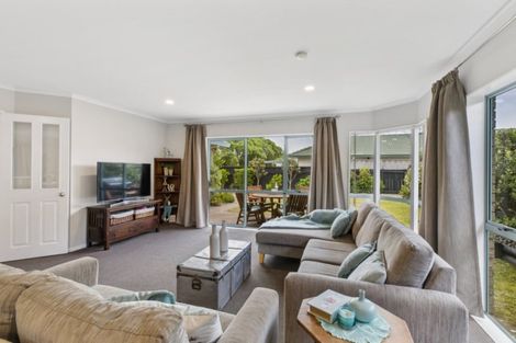 Photo of property in 122 Dalton Drive, Papamoa Beach, Papamoa, 3118