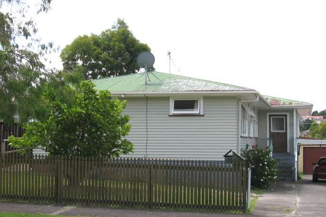 Photo of property in 15 Maui Pomare Street, Blockhouse Bay, Auckland, 0600