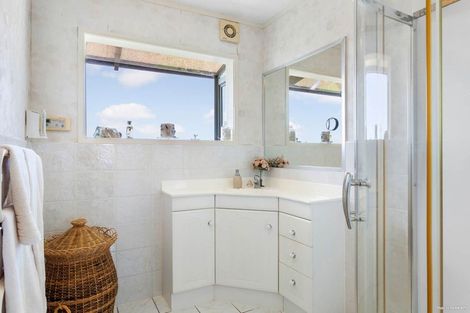 Photo of property in 37 Sartors Avenue, Northcross, Auckland, 0630