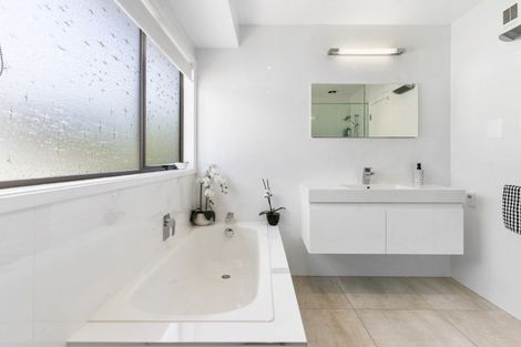 Photo of property in 2/7 Pounamu Place, Shelly Park, Auckland, 2014