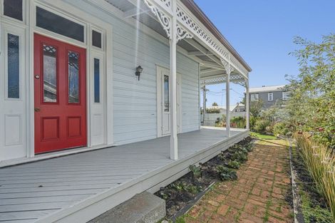 Photo of property in 18 Morley Street, New Plymouth, 4310