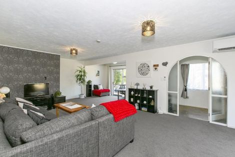 Photo of property in 1/104 Manhattan Heights, Glendene, Auckland, 0602