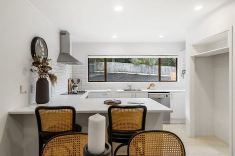 Photo of property in 2/7 Tallington Crescent, Torbay, Auckland, 0630