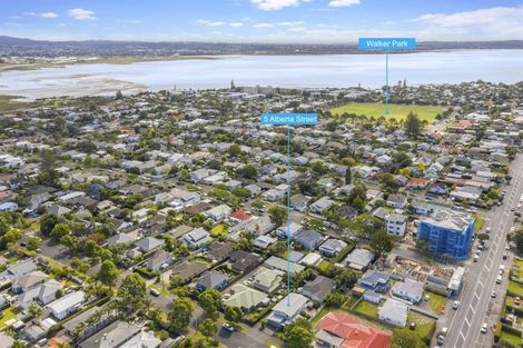 Photo of property in 5 Alberta Street, Point Chevalier, Auckland, 1022