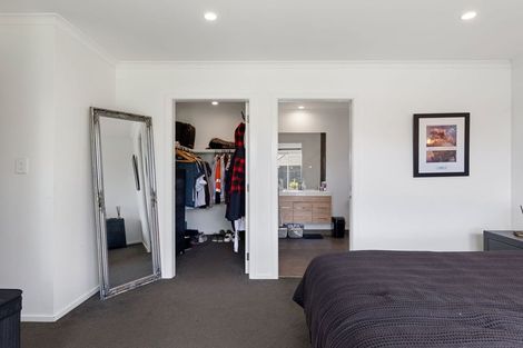 Photo of property in 111 Johnstone Drive, Fitzherbert, Palmerston North, 4410
