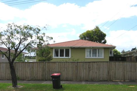 Photo of property in 17 Maui Pomare Street, Blockhouse Bay, Auckland, 0600