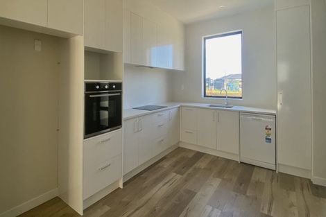 Photo of property in 2/86 Fred Taylor Drive, Westgate, Auckland, 0814