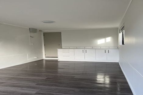 Photo of property in 2/523 Glenfield Road, Glenfield, Auckland, 0629