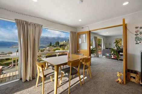 Photo of property in 32 Avalon Crescent, Fernhill, Queenstown, 9300