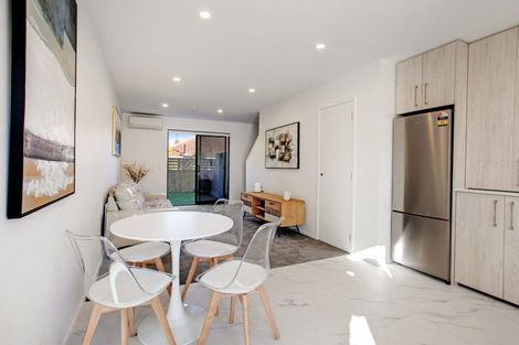 Photo of property in 4/23 Awaroa Road, Sunnyvale, Auckland, 0612