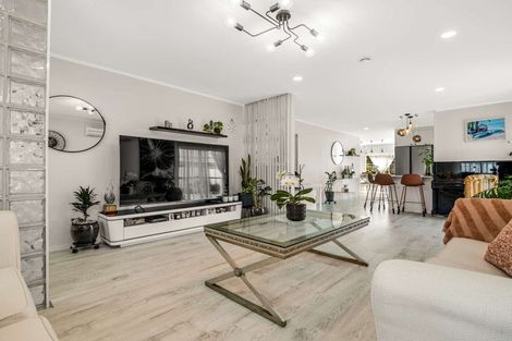 Photo of property in 52 Riverton Drive, Randwick Park, Auckland, 2105