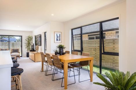 Photo of property in 8 Oakmont Crescent, Waiwhakaiho, New Plymouth, 4312