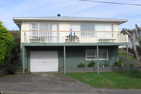 Photo of property in 9 Alder Place, Newlands, Wellington, 6037