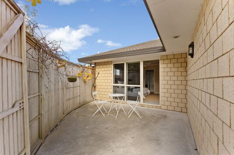 Photo of property in 6 Daniel Place, Kelvin Grove, Palmerston North, 4414