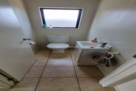 Photo of property in 22 Baulcomb Parade, Windsor Park, Auckland, 0632