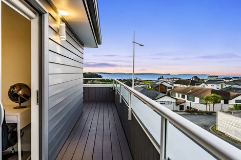 Photo of property in 33 Te Oneroa Way, Long Bay, Auckland, 0630