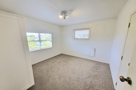 Photo of property in 3a Leiden Place, Totara Vale, Auckland, 0629