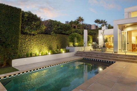 Photo of property in 12 Ronaki Road, Mission Bay, Auckland, 1071