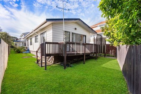 Photo of property in 2/30 Fraser Road, Narrow Neck, Auckland, 0624